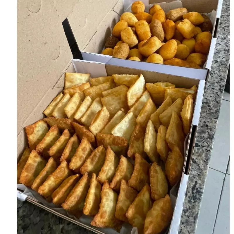 50 mini salgados + 50 mini pastéis