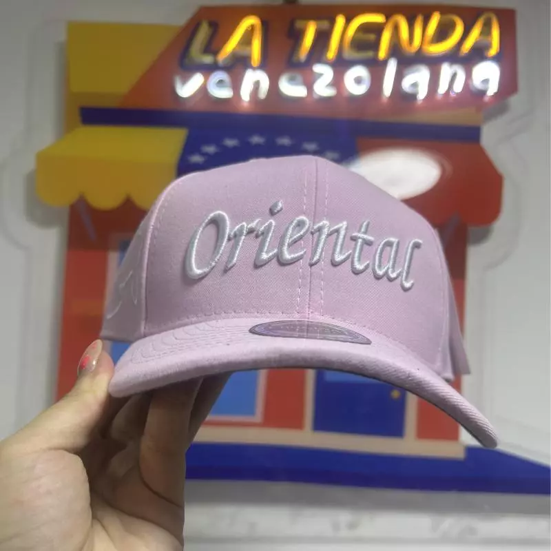 Gorra Oriental rosa bebé letra blanc