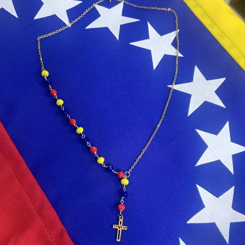 Collar mitad tricolor cruz