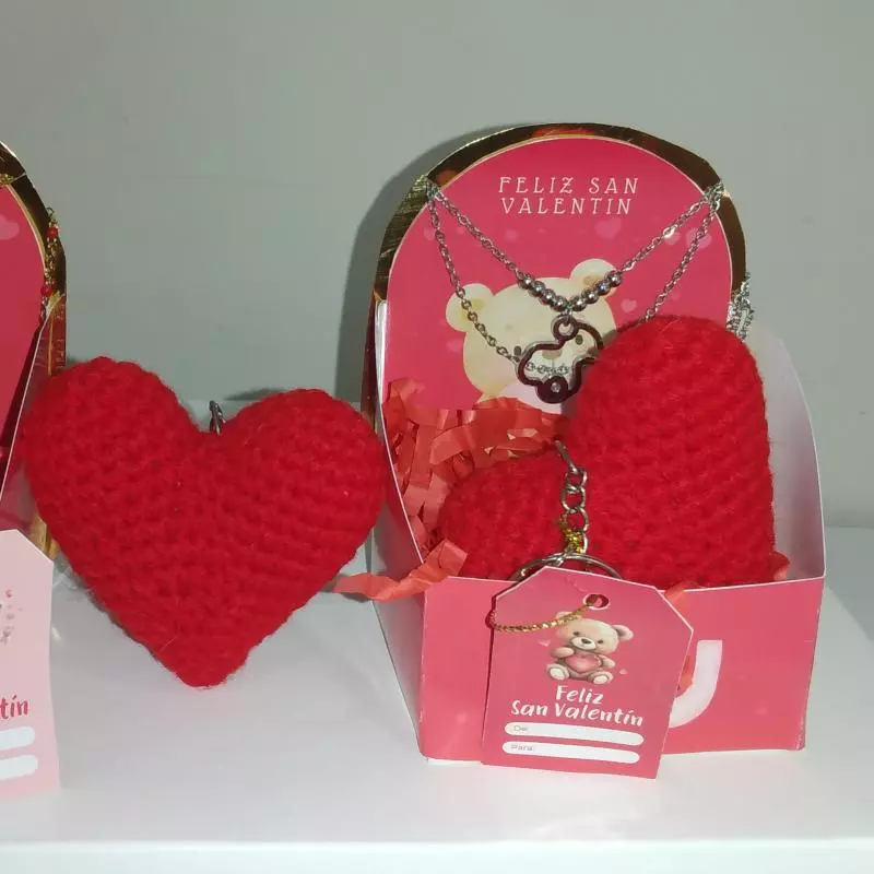 Detalle llaveros de corazón tejido