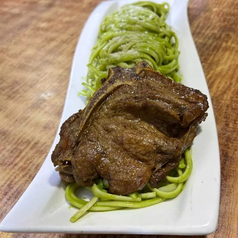 TALLARINES VERDES CON CHURRASCO