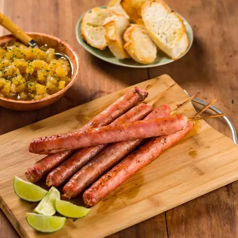 Espetinho de linguiça apimentada