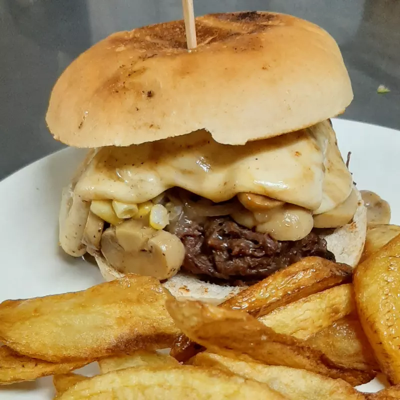 Mechada de la casa + papas $7.990