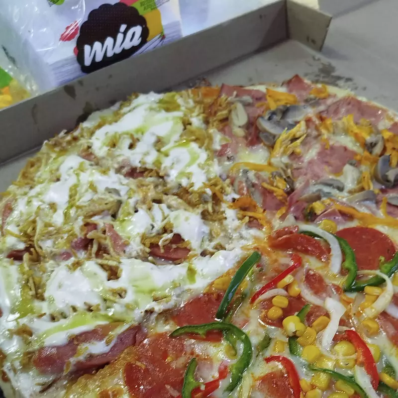 Pizza medium 8 porciones combinada