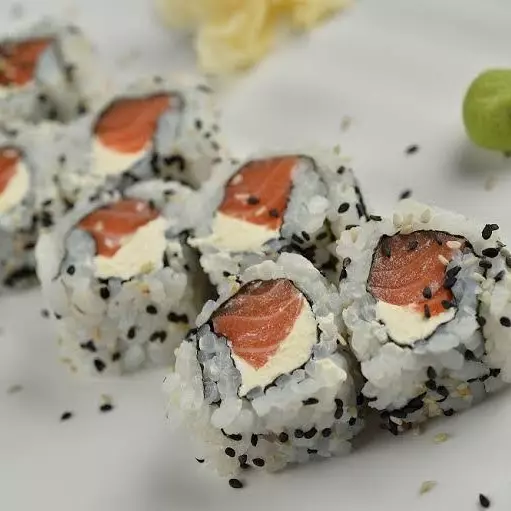 Uramaki de salmão Filadélfia