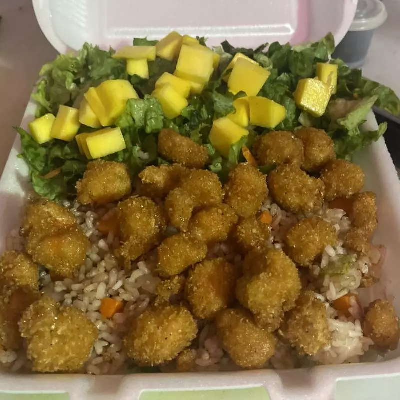Yakimeshi con pollo empanizado