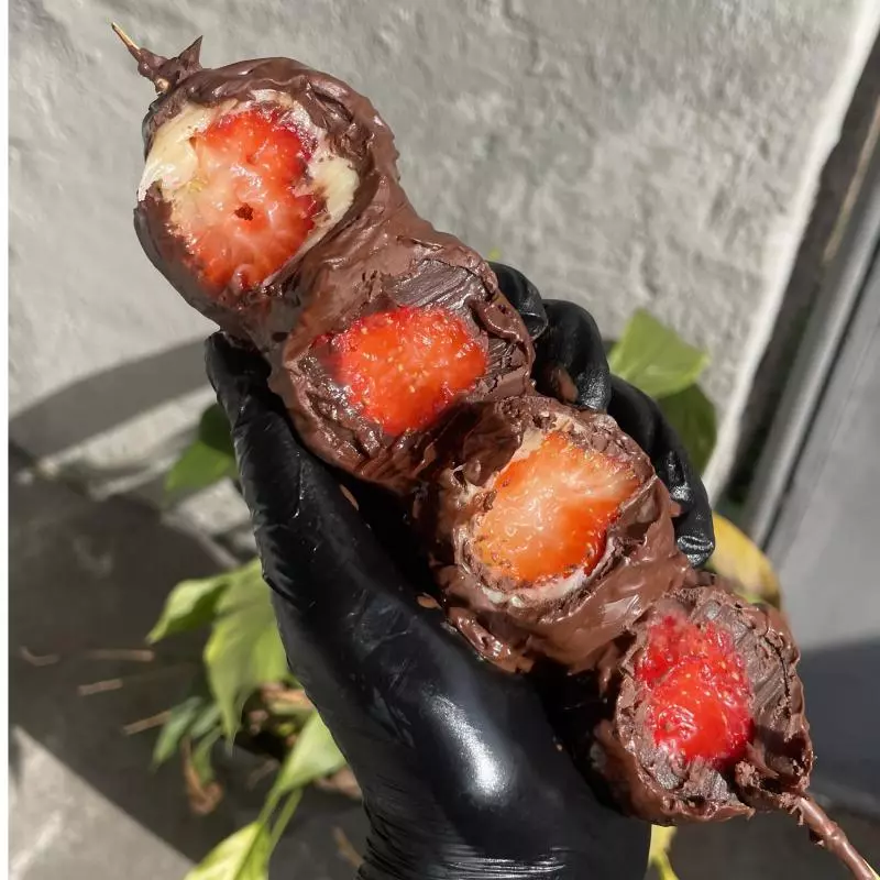 Espetinho bombom de morango