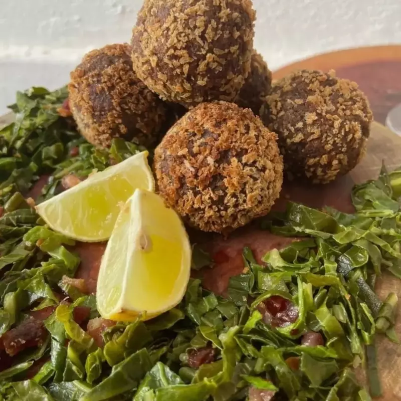 Bolinho Feijoada com Couve Folha e B
