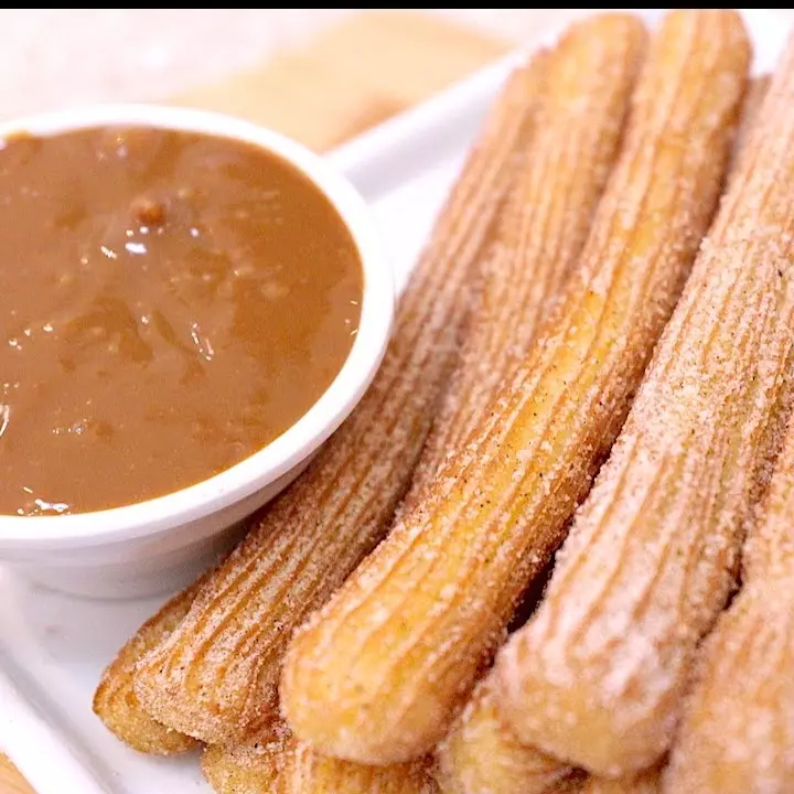 CHURROS COM NUTELLA