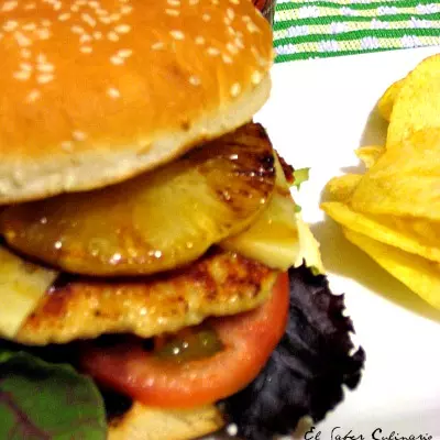 Hamburguesa de pollo con piña