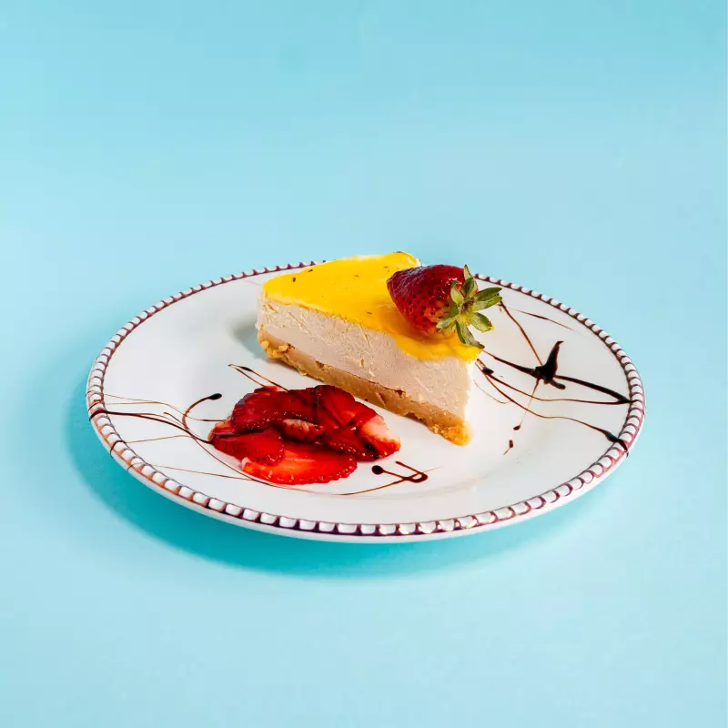 Porción de cheesecake de maracuyá