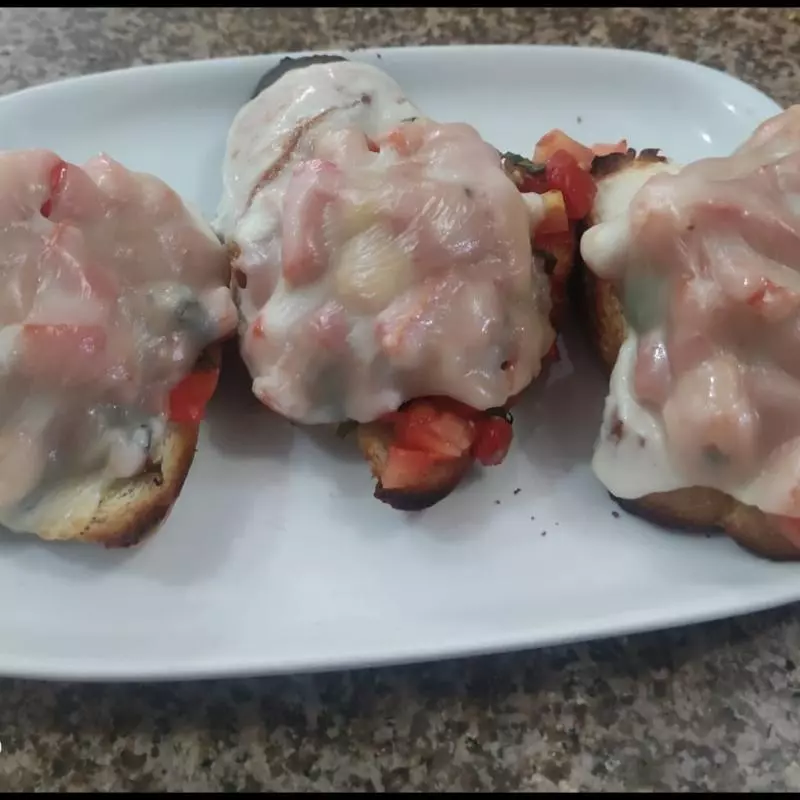 BRUSCHETTA ROMANA CON MOZZARELLA