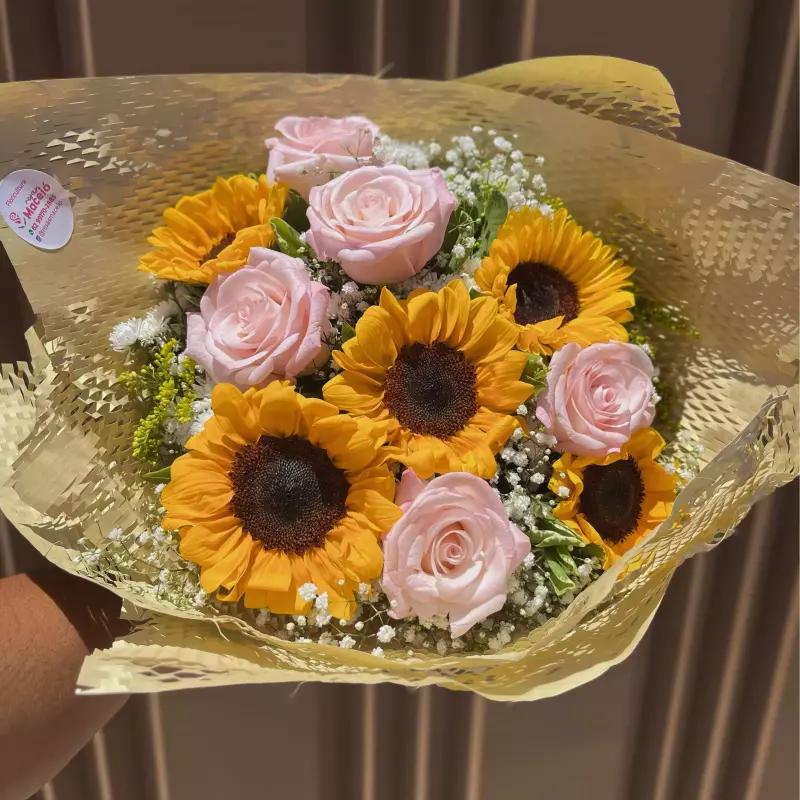 Buquê de girassol com rosas vania