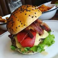 cheese burguer con tocino y papas