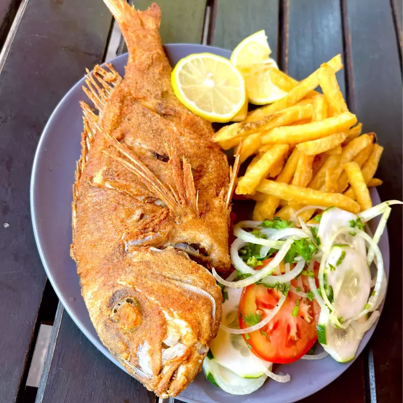 Pescado Frito + Papas + Ensalada