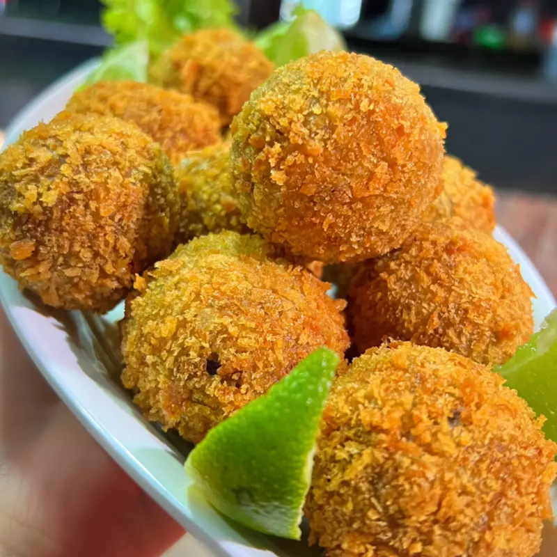 BOLINHO DE COSTELA COM QUEIJO