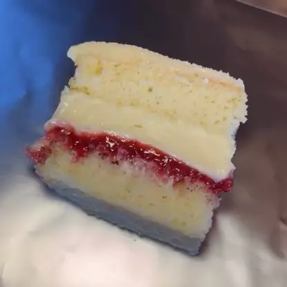 Bolo ninho com morango