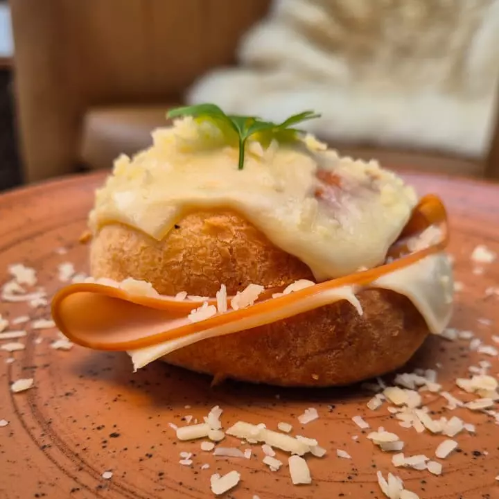 Pão de queijo recheado salgado