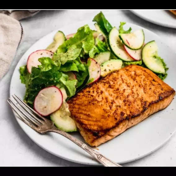 Salmón con guarnición  de ensalada