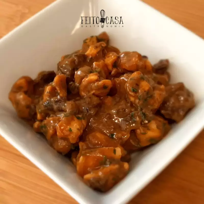 Cubinhos de frango ao molho funghi