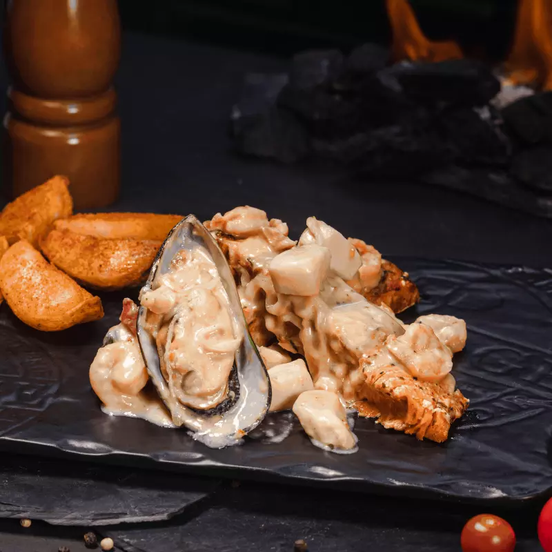 SALMÓN EN SALSA DE MARISCOS