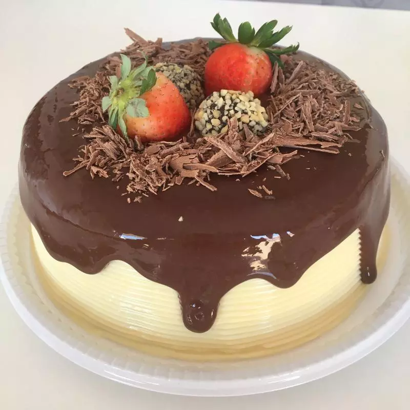 Bolo vulcão  ninho/chocolate