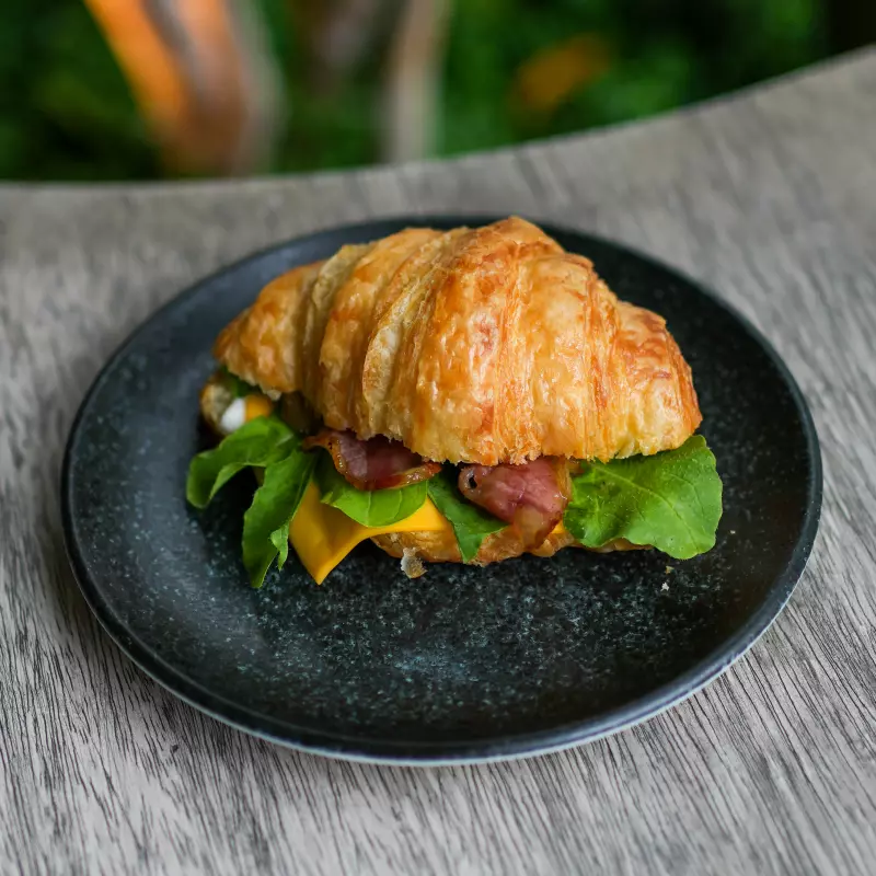 Croissant Tocino, Cheddar y Rúcula