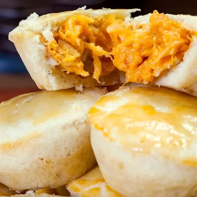 Empada de frango com cheddar