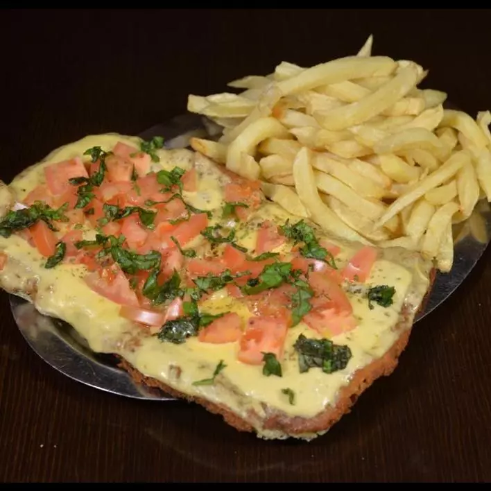 Milanesa Capresse con Papas Fritas