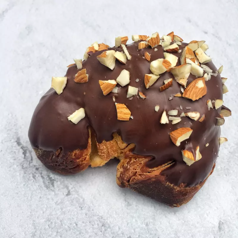 Medialuna con Chocolate y almendras