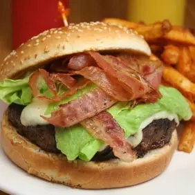 Phili Burger (incluye papas)