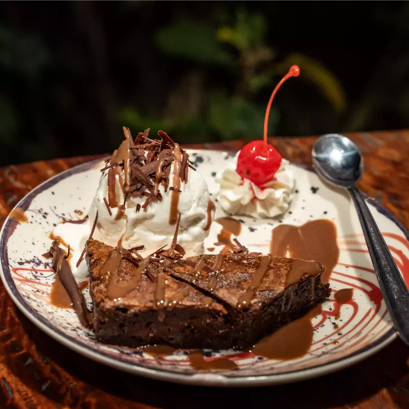 Brownie caliente con helado