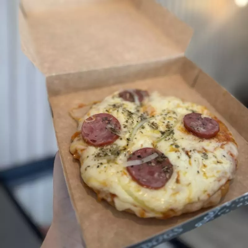 Mini pizza calabresa