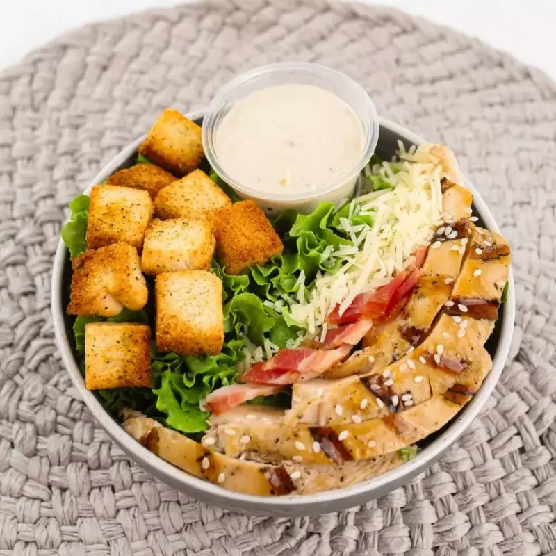 •Ensalada Cesar con pollo al grill