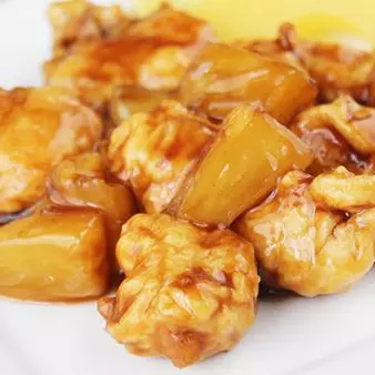 Pollo en trozo con piña y durazno