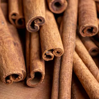 Canela em pedaços