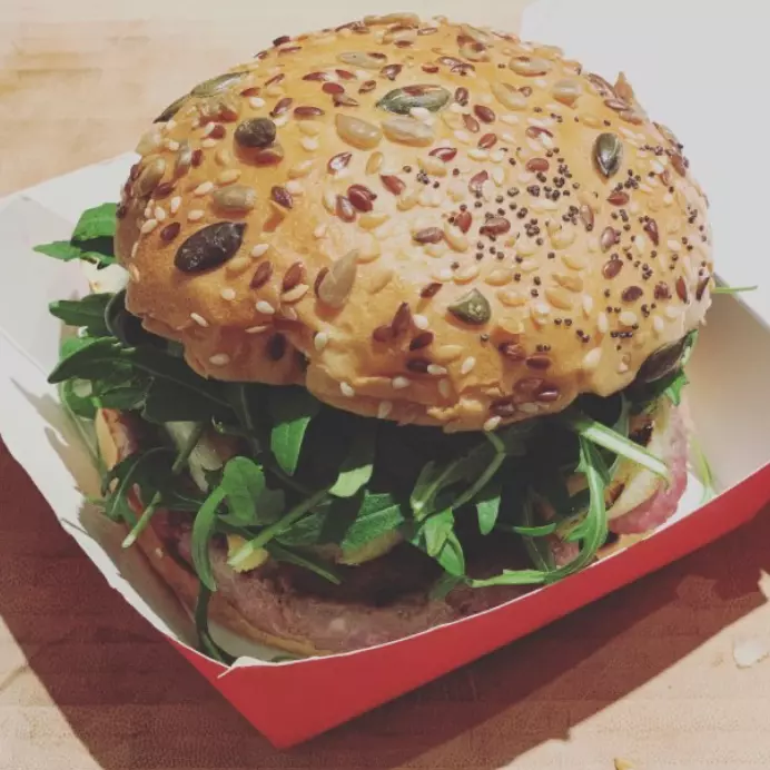 Hamburguesa  con Queso Cabra y pera