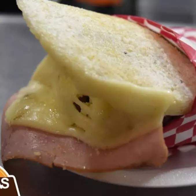 AREPA DE JAMÓN Y QUESO