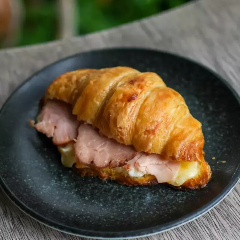 Croissant con Pernil Queso, salsa ra