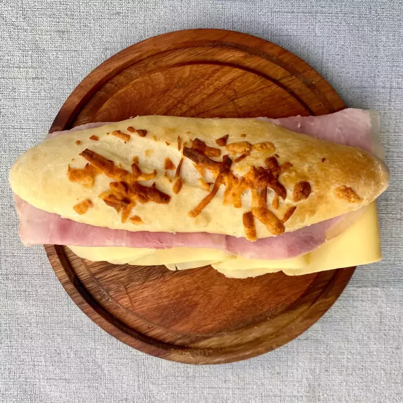 Sanguche de jamón y queso.