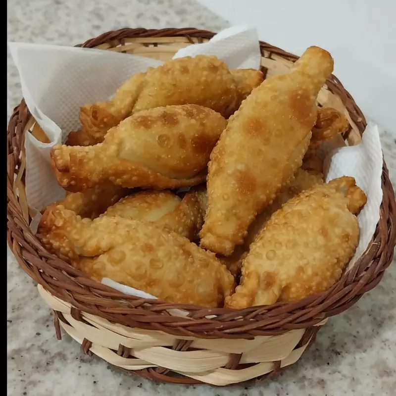 Porção de mini saltenhas