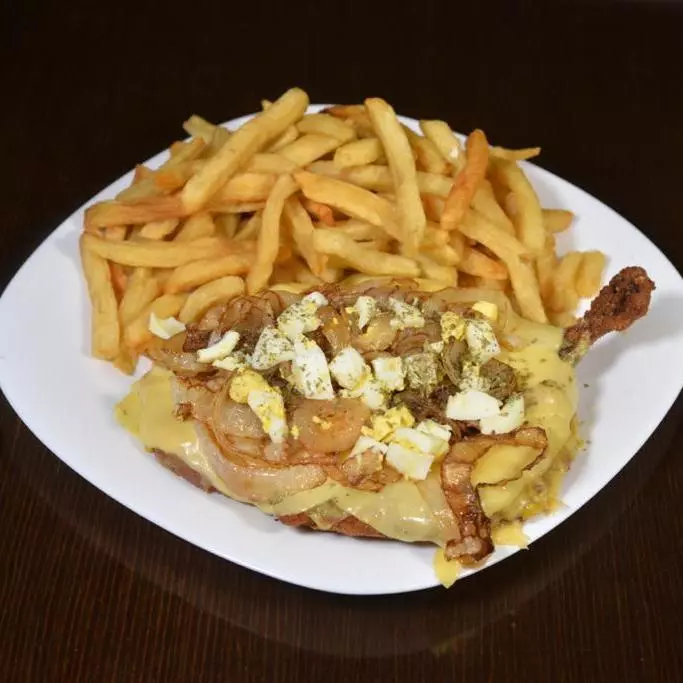 Suprema a la Barbacoa con Papas Fritas