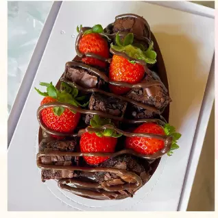 OVO DE COLHER BROWNIE MORANGOS 350G