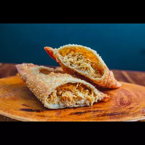 PASTEL DE FRANGO COM CATUPIRY