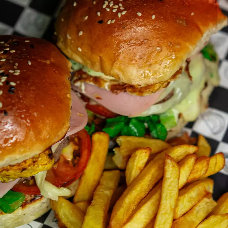 2 hamburguesas clásicas + pp + 1.25l