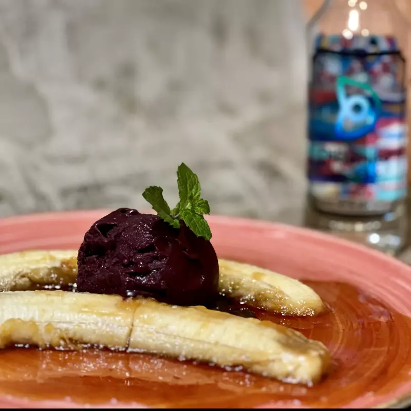 Banana flambeada com açaí