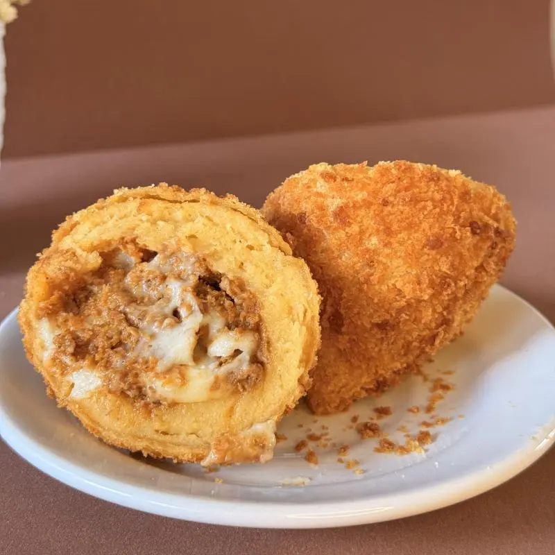 Risole de carne com requeijão