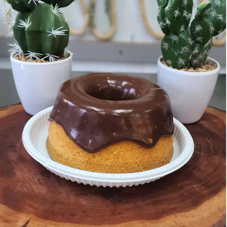 MINI BOLO CENOURA C/ CALDA CHOCOLATE