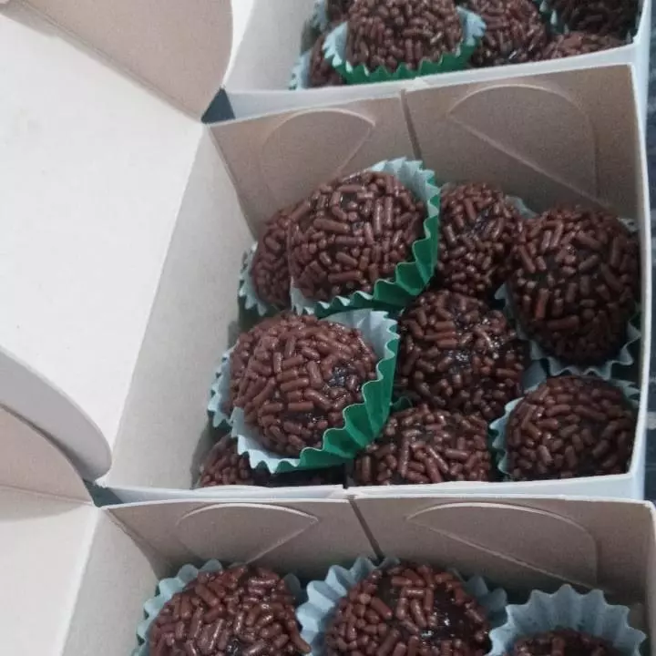 Caixa com 10 brigadeiros