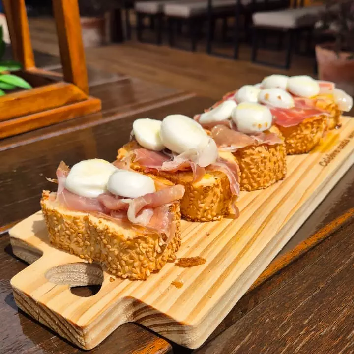 Brusqueta de Parma e burrata